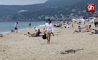 Alanya’da vatandaşlar bayramın 3'üncü gününü plajda geçirdi