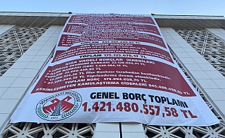 Antalya'da CHP’li belediye, önceki CHP'li yönetimin borçlarını belediye binasına astı