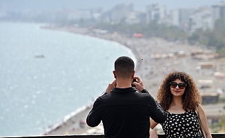 Antalya’da çöl tozunun etkisi azaldı, sahiller doldu