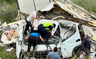 Freni tutmayan kamyonet devrilip paramparça oldu!