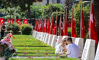 Şehit mezarlığında en buruk bayram