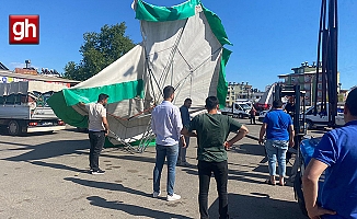 Fırtına toptancı halinde şemsiyeleri devirdi, bir araçta maddi hasar oluştu