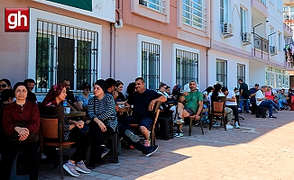 Antalya'da LGS'de öğrenciler içeride veliler dışarda ter döktü