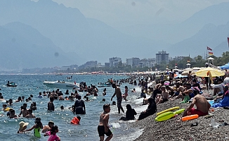Antalya sahillerinde bayram yoğunluğu artarak devam ediyor