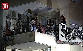 Birinci katta çıkan yangın apartmanı dumana boğdu, vatandaşlar balkonlara sığında