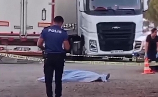 Eski eşini boğazından bıçaklayıp, ölene kadar başında bekledi
