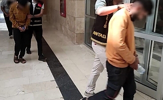 Kendilerini MİT görevlisi olarak tanıtıp 139 bin 600 dolar dolandırdılar