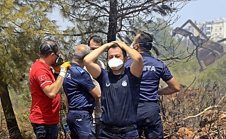 Konyaaltı Sahili'ne 300 metre yakınlıkta yerleşim alanlarını tehdit eden yangın korkuttu