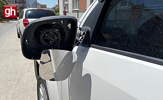 Park halindeki araçların aynasını tekmeleyip kırdılar!