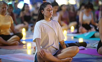Antalya'nın dünyaca ünlü Konyaaltı sahilinde yoga yaptılar