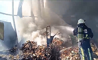 Aksu’da korkutan yangın! Halk ekmek fabrikasının deposu alev alev yandı