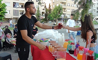 Bardaklarla satıp sıcaktan bunalanları serinletiyorlar