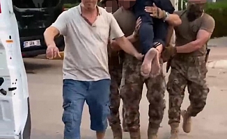  Evi ateşe verip 5 saat direndi, Özel Harekat polisinin omuzlarında binadan çıkartıldı