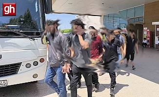 Yasal yollarla Türkiye'ye gelen 4 Mısırlıyı kaçak göçmen olarak paylaştılar
