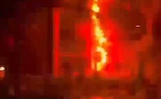  Yıldırımın düştüğü otel bahçesindeki ağaç alev alev yandı