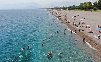 Antalya'da nem yüzde 80'i buldu, sahiller doldu