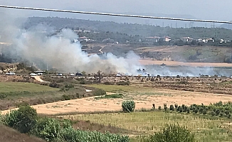 Sigara izmariti yangına neden oldu, dumanlar karayolunu kapladı