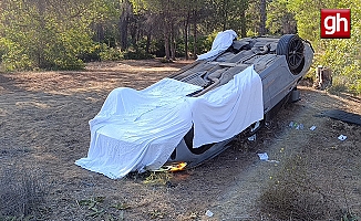 Takla atan lüks otomobilin plakalarını söküp üzerini çarşafla kapattılar
