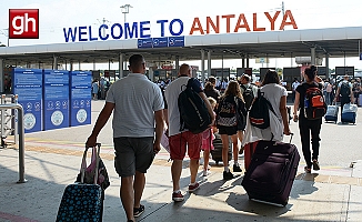 Turizmcilerden uçuşlarda rötar sorununa tepki: "Turistler, iyi hatıralarla ülkemizden ayrılmıyor"