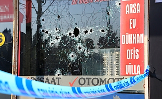 Antalya'da bir işyeri kurşunlandı, yol savaş alanına döndü