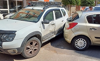 Dükkanın önüne park eden araca kızıp kendi aracıyla çarptı, 'Kaydırdım' diyerek özür diledi