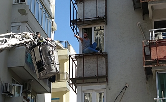  Antalya'da pencereden sarkan genç, ekiplere ecel teri döktürdü