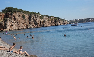  Antalya'nın sabahı kış, öğleni yaz oldu, tatilciler neye uğradığını şaşırdı