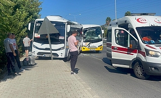 Antalya’da tur midibüsleri çarpıştı: 12 yaralı