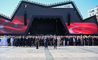 Cumhuriyet'in 101'inci yılı kutlamaları çelenk sunumuyla başladı