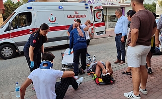 Ehliyetine el konulan motosiklet sürücüsünün tek teker şovu hastanede bitti