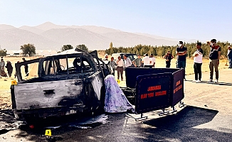 Kamyonet ile motosiklet çarpışıp alev alev yandı: 2 ölü, 1 yaralı