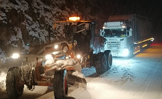 Antalya-Konya karayolu yoğun kar sebebiyle tırların geçişine kapatıldı