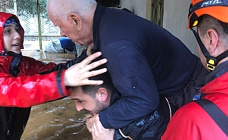  Evde mahsur kalan yaşlı adam ile kızı ve oğlu kurtarıldı
