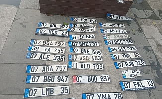Sağanak sonrası düşen plakasını bulamayan sürücüler oraya koştu