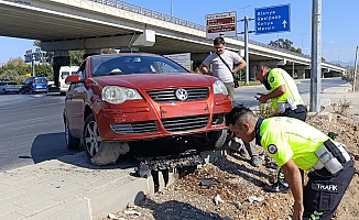Virajı alamadı kaldırıma çıktı