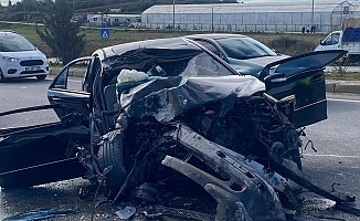  Aksu'da tırla çarpışan otomobil hurdaya döndü: 3 yaralı