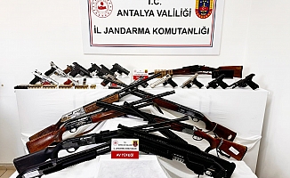 Alanya'da 11 adrese eş zamanlı silah ve uyuşturucu operasyonu
