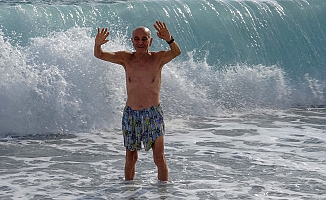 Antalya'da ‘turuncu kod' uyarısına rağmen güneşli hava ve denizin keyfini çıkardılar