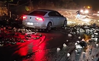 Antalya'nın ilçelerinde sağanak etkili oldu, ev ve seraları su bastı, dağdan sürüklenen kaya parçaları yolu kapattı