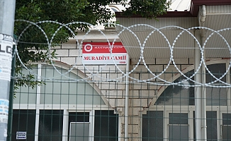Cami duvarını dikenli telle çevirdiler!