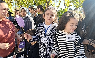Minikler, pazarcılara taş çıkarttı: “Gel vatandaş gel, param olsa da ben alsam”