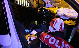  Polisi görünce yol ortasında bırakıp kaçtıkları araçtan uyuşturucu çıktı