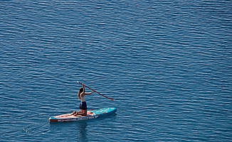 Antalya’da karla kaplı dağların gölgesinde deniz ve güneş keyfi
