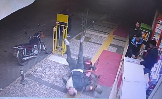 Kaldırımdaki grubun arasına motosikletle daldı!