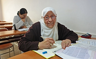  84 yaşındaki Ayşe Nine okuma yazma öğreniyor