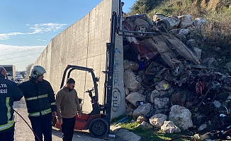 Aksu'da feci kaza... İstinat duvarına çarpan Tofaş hurdaya döndü!