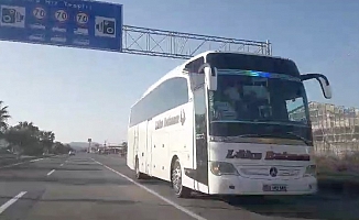 Ana yolda tersten giden yolcu otobüsü trafiği tehlikeye attı