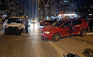 Antalya'da hafif ticari araçla otomobil çarpıştı: 3 yaralı