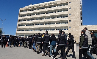 Antalya’da ‘KISKAÇ-40’ operasyonunda yakalanan 77 kişi adliyeye sevk edildi