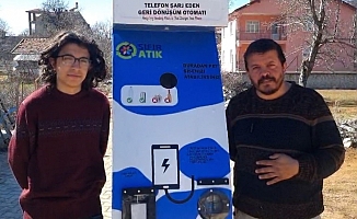  Baba ile oğlu telefon şarj eden geri dönüşüm otomatı yaptı